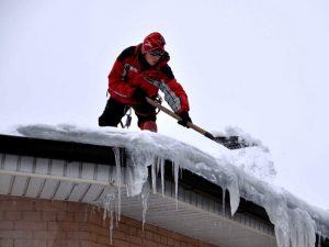 Уборка снега с крыш в Томске с вывозом очистка кровли от снега